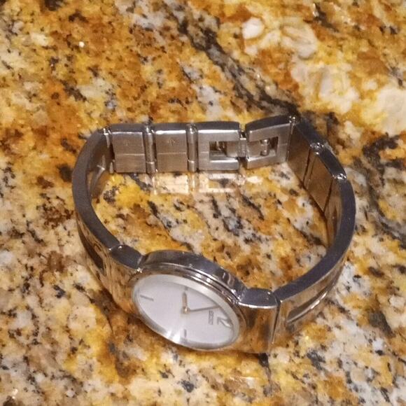 Seiko Silver Tone V700-6L20 Analog Quartz Women's Watch Needs Battery Small - Picture 3 of 6